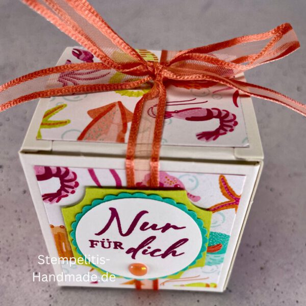 Handdekorierte Geschenkschachtel 5 cm mit maritimen Motiven, Geschenkbox mit Schleife in Grün, Detailansicht Geschenkschachtel Etikett „Nur für dich“, Geschenkschachtel mit bunter Meeresdekoration, Geschenkverpackung, Handgemachte maritime Schachtel mit Schleife